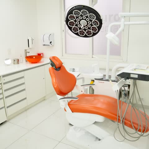 Consultorio con el sillón naranja de Zuro