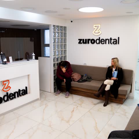 Recepción y sala de espera de Zuro Dental